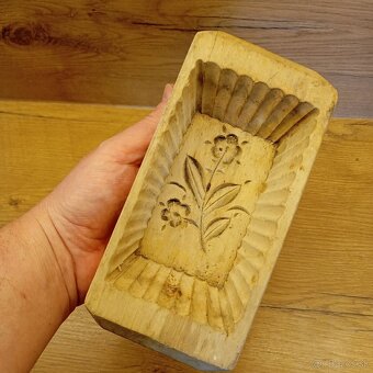 stará drevená forma na maslo. - 6