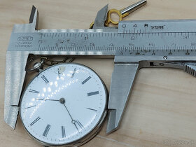 Predám funkčné strieborné vreckové hodinky CYLINDRE Huit rub - 6