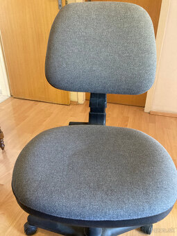 Predám kancelársku polohovateľnú stoličku - 6