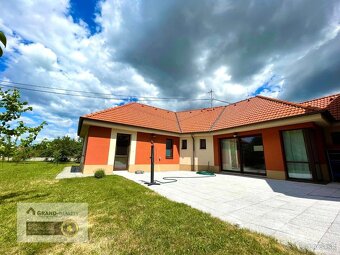 Na predaj dom s garážou, bazénom a dvomi bytovými jednotkami - 6