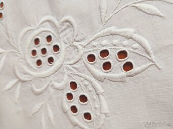 Krásna biela dlhá štóla zdobená výšivkou, bohatou paličkovo - 6