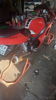 Suzuki GSXR750 - 6