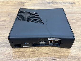 Samostatná herná konzola XBOX 360 Slim 4GB čierna - 6