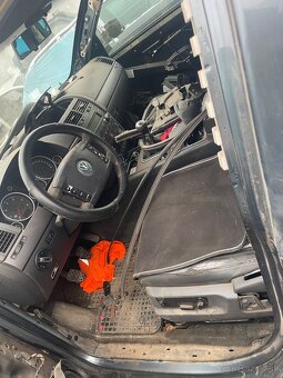 Rozpredam Volkswagen Touareg 2,5 128kw nepojazdné - 6