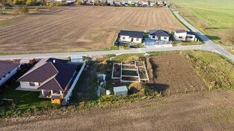 Na predaj stavebný pozemok so základovou doskou v Dolnom Vin - 6