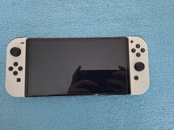 Nintendo Switch OLED + 7 hier + 2x Joy-Con + púzdro – stav a - 6