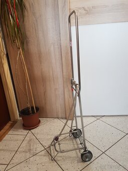 Nákupné vozíky a skladací nosič na batožinu - 6