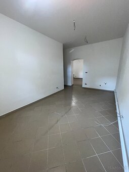 Podnikajte v centre SNV – výhodný priestor na prízemí - 6