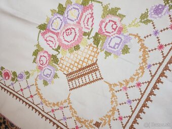Nádherný biely obrus zdobený veľkými košami s ružovými a fia - 6