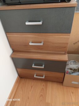 Predám skriňu posteľ a nočné stoliky - 6