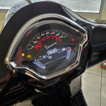 Vespa GTS 125 čierna - 6