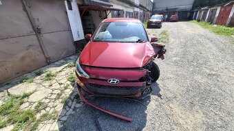 Hyundai i20 po dopravnej nehode nepojazdný - 6