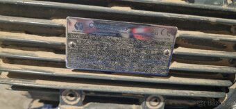 Šnekový dopravník "šikmý" s násypkou a motorom dole - 6