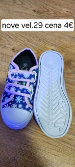 Rôzne veľkosti tenisky a cizmy - 6