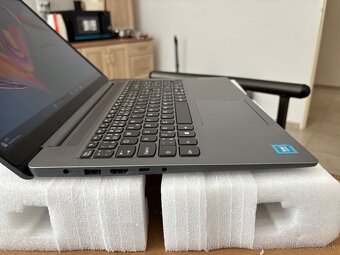 15.6"/Lenovo/8GB RAM DDR5/NvMe SSD 128GB/Intel HD 2GB/- - 6