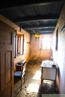 VÝRAZNE ZNÍŽENÁ CENA - Gazdovský dvor v príjemnom prostred - 6