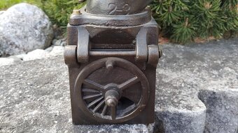 Obrovská komínová velmi stará sbírková žehlička D.R.G.M. - 6