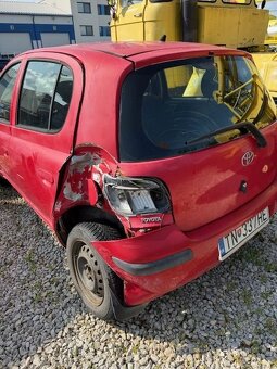 Predám pojazdnú ale havarovanú yarisku 2004 - 6