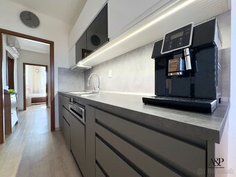REKONŠTRUOVANÝ VEĽKÝ 3 IZB. BYT S DVOMI BALKÓNMI, 84M2, ROBO - 6