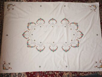 Krásny maslový obrus zdobený farebnou výšivkou kvietkov a až - 6