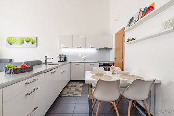 Priestranný byt s pozemkom a 2 park. miestami - 6