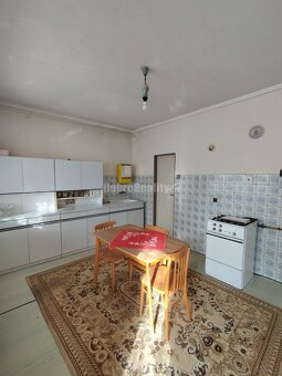 Zaujímavý a zachovalý 4 izbový rodinný dom v povodnom stave  - 6