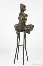 Bronzová socha mladej dámy na barovej stoličke, 29cm - 6