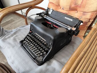 Starozitny pisaci stroj Olivetti m44 - 6