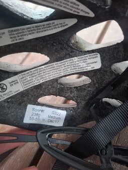 Predám Dámsku cyklistickú prilbu GIRO black/rasberry, women - 6