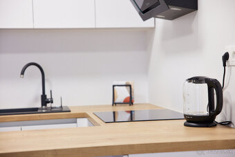 Kompletne zariadená garsónka s balkónom na Nivách vrátane en - 6