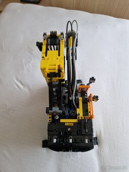 LEGO Technic 42053 Volvo EW160E - 6