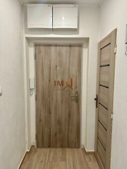 NA PREDAJ VEĽKÝ KOMPLETNE ZREKONŠTRUOVANÝ 2i BYT S LOGGIOU - 6