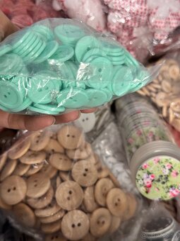 Gombíky - mix farieb, cela krabica - 6