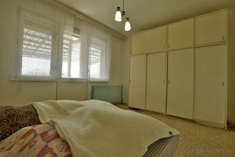 Ponúkame na predaj rodinný dom s garážou a veľkým pozemkom v - 6