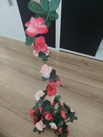 Ruže, umelé listy ,euklyptus, ruskus, látka na stolicky - 6