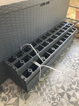 Predám Neviditelny obrubnik plastovy 45mm,1m(30ks) - 6