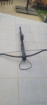 Predám túto silnú 175Librovu kušu so zameraním + šípy - 6