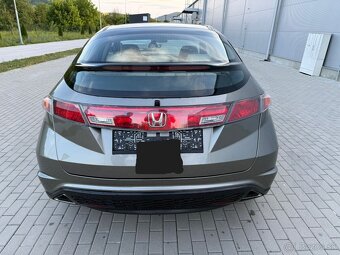 Honda Civic 1.8 Benzín Automat - 6