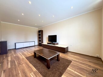 KOMPLETNE REKONŠTRUOVANÝ 3 IZB. BYT S LOGGIOU, 68M2, HOLLÉHO - 6