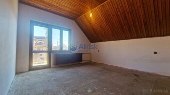 Na predaj veľký 6-izbový rodinný dom s veľkým pozemkom - 6