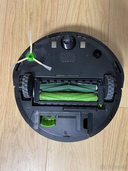 Roomba i3+ s automatickou vyprazdnovacou stanicou Clean Base - 6