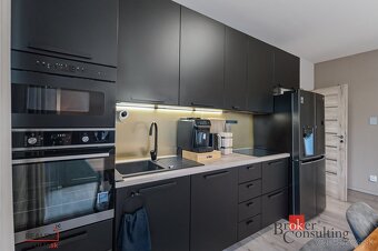 Moderný 4izbový mezanín s terasou a záhradou v srdci Rovinky - 6