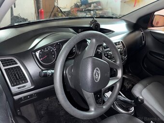 Interiér sedadla Hyundai i20 2013 facelift - 6