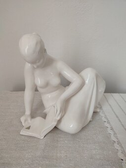 Keramia žena s knihou keramická soška 28 cm
- 6