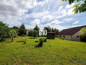 Ponuka rodinného domu s krásnym pozemkom a dvojgarážou - 6