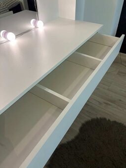 Predám kozmetický stolík - 6