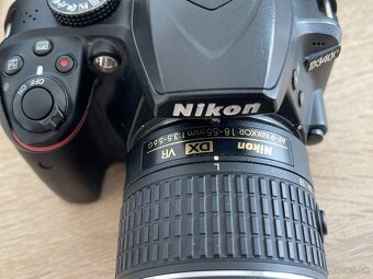 Nikon D3400 + 3 objektivy, 3 baterie, Nikon cestovna brasna - 6