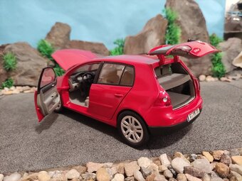 Prodám model 1:18 Volkwagen Golf V - 6