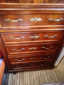 Predám komodu sedem šuflíkovu - 6