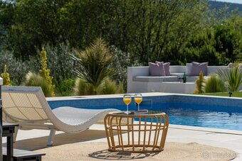 Luxusná vila s priestranným pozemkom a výhľadom na prírodné - 6
